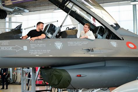 أوكرانيا تتسلم الدفعة الثانية من مقاتلات F-16 الدنماركية لتعزيز الدفاعات الجوية ضد التهديدات الروسية. زيلينسكي يثني على الدعم الدنماركي.